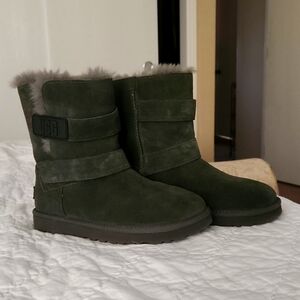 Dark green almost new Ugg boots